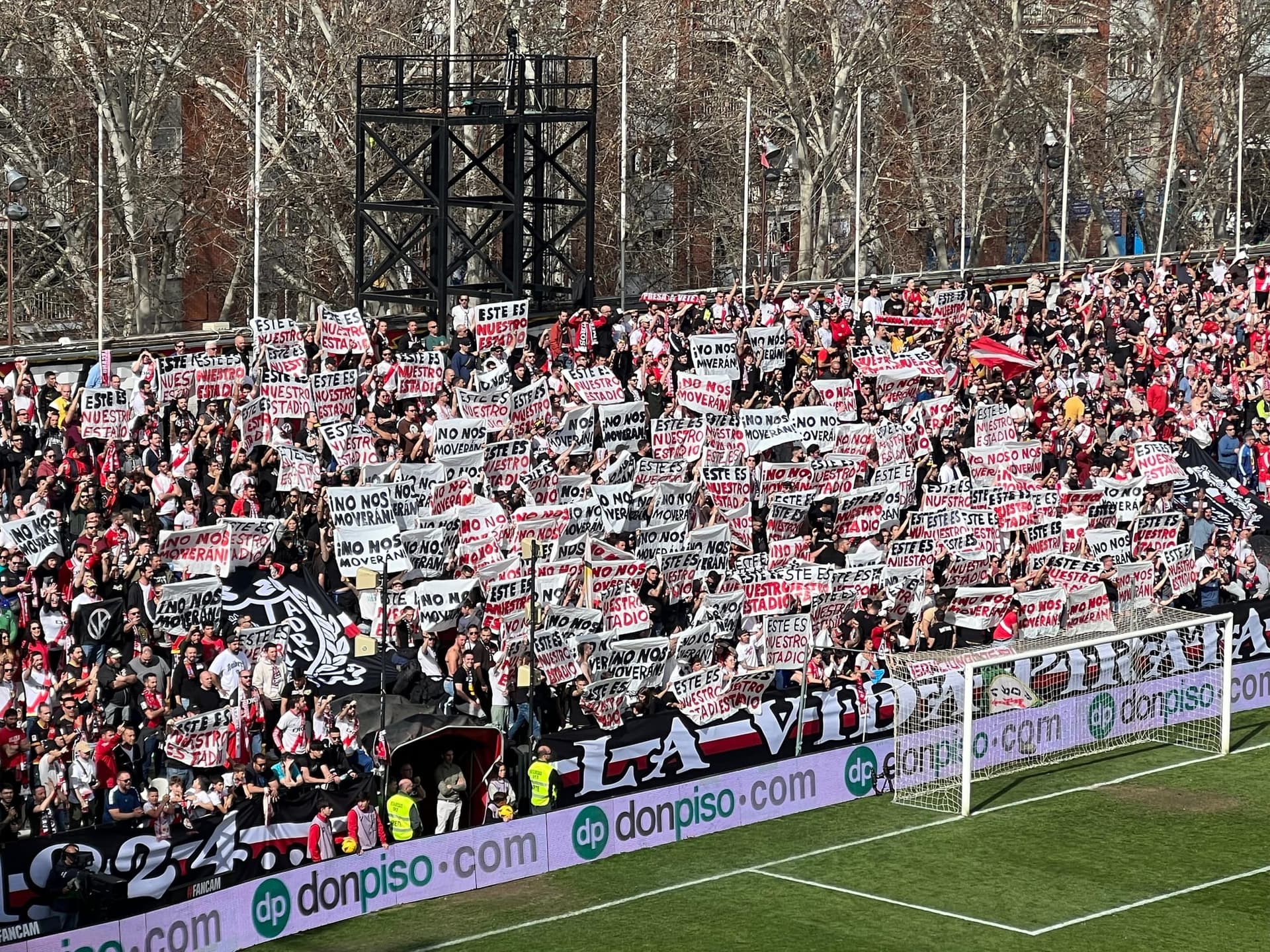 Fondo tribününde Rayo Vallecano taraftarları