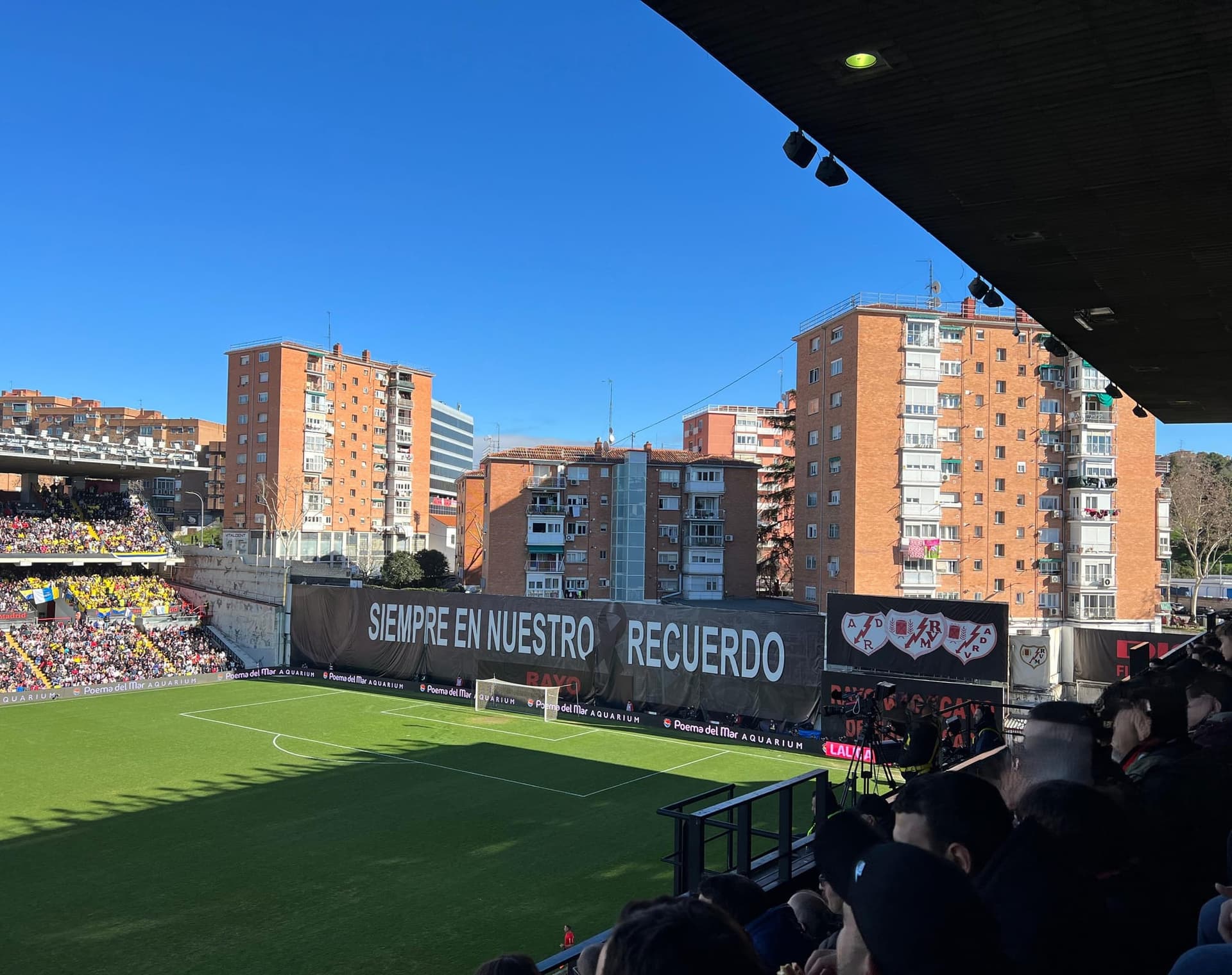 Maç günü Estadio de Vallecas; dördüncü tribünün olması gereken yerde mahallenin apartmanları