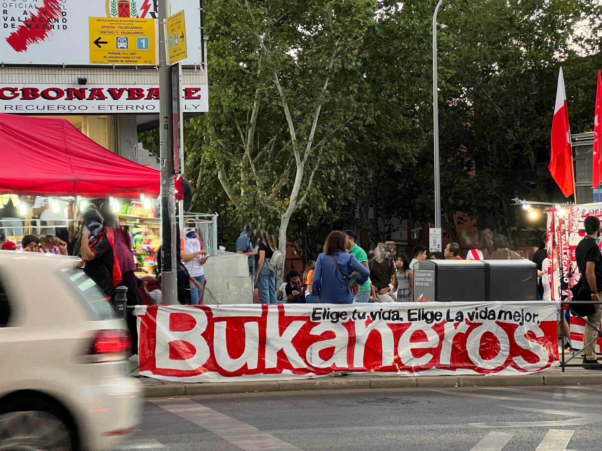 Mercado de Numancia önünde Bukaneros pankartı