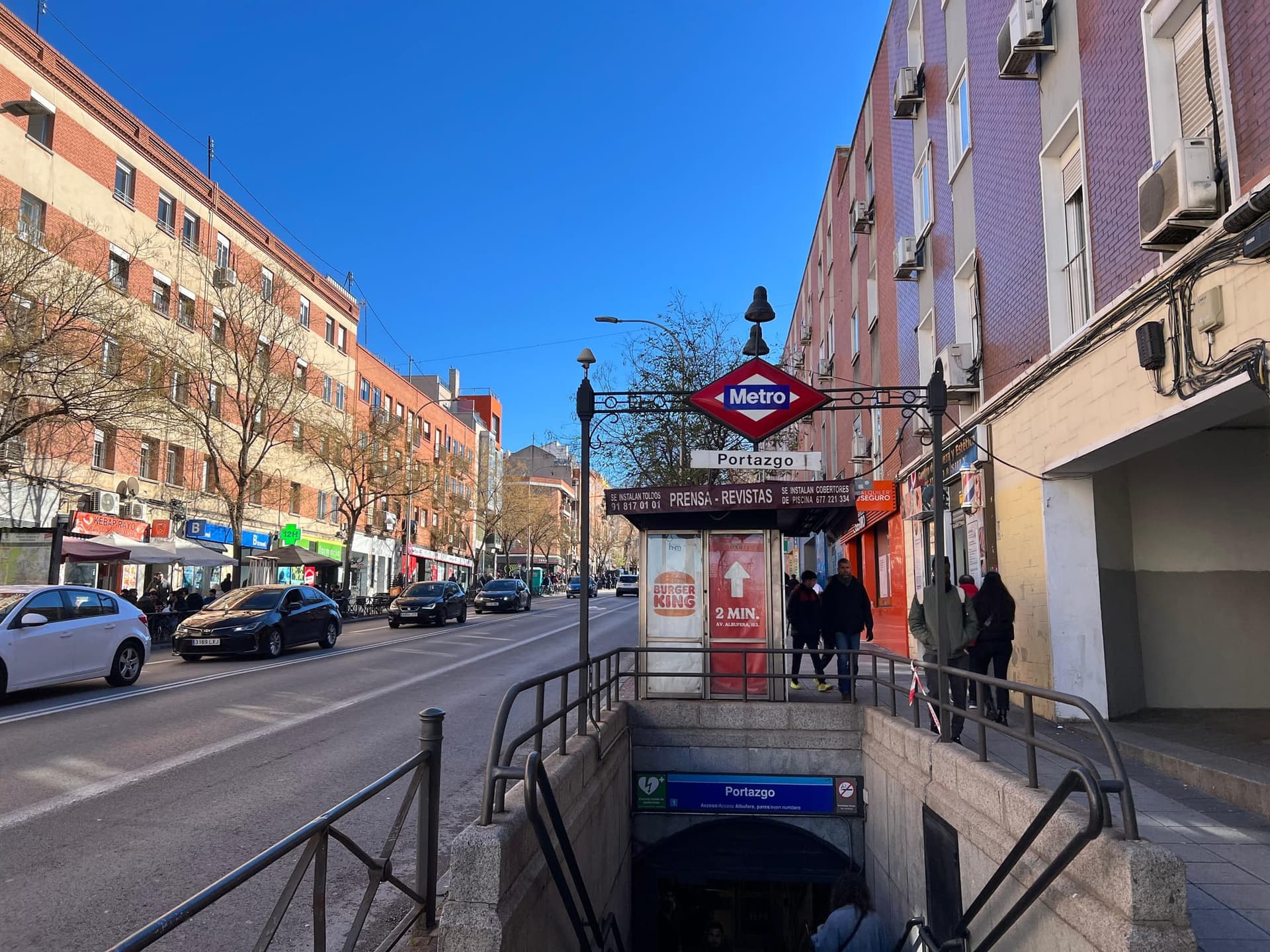 Avenida de la Albufera üzerindeki Portazgo metro istasyonu