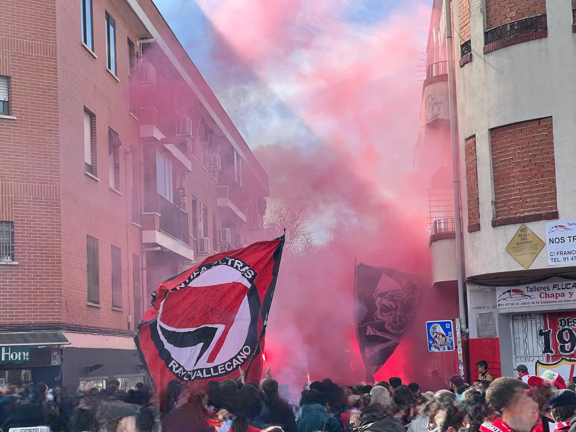 Maç öncesi stadyuma yürüyen Rayo Vallecano taraftarları