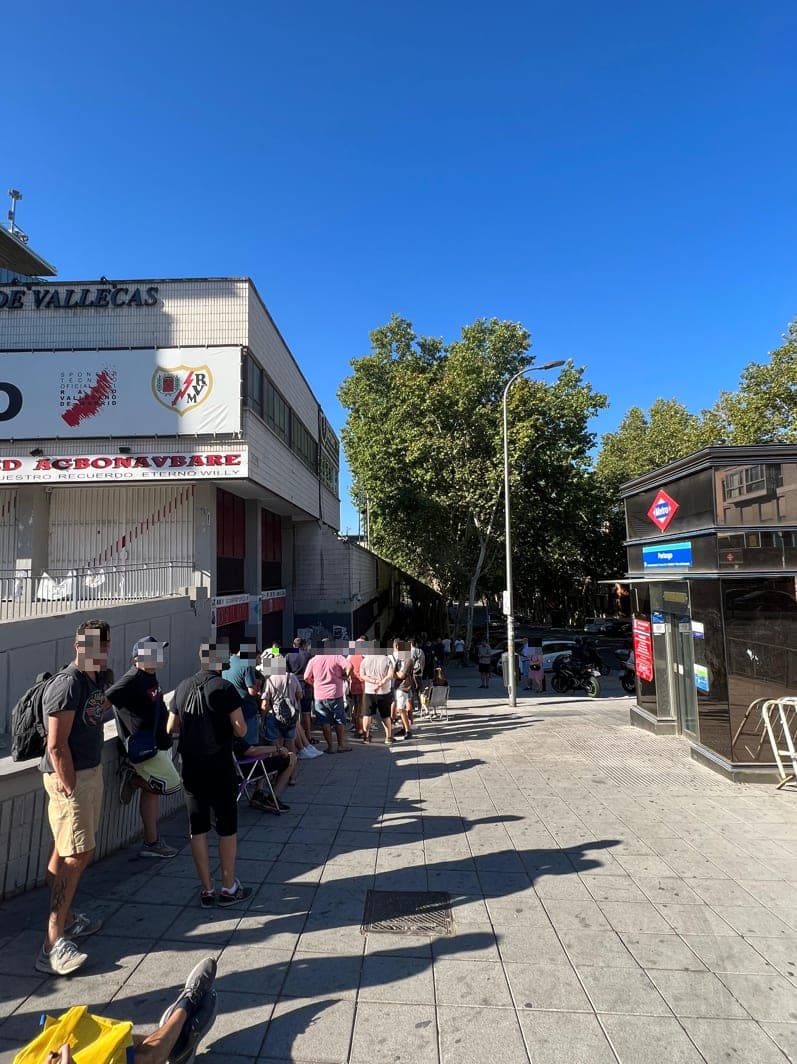Vallecas gişesinde bilet kuyruğu